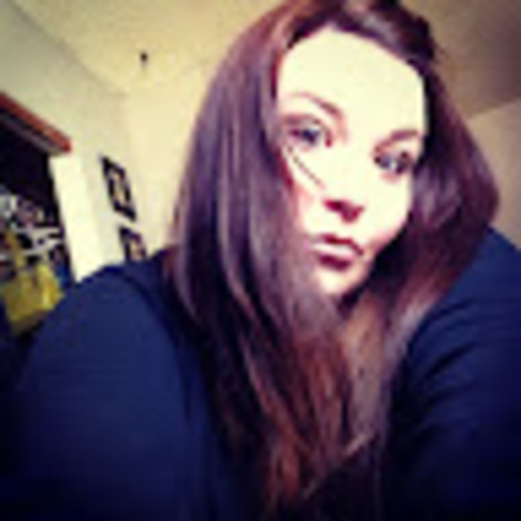 Profile Picture of Trysh (@tryshadeanne) on Poshmark
