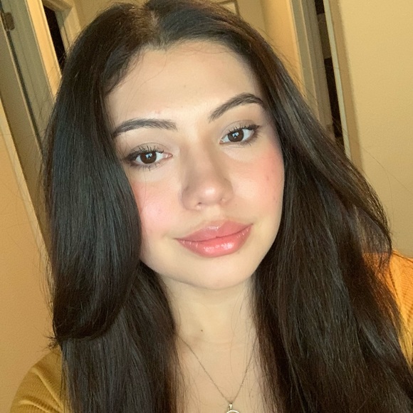 Profile Picture of Luz Barba (@luz_barba) on Poshmark