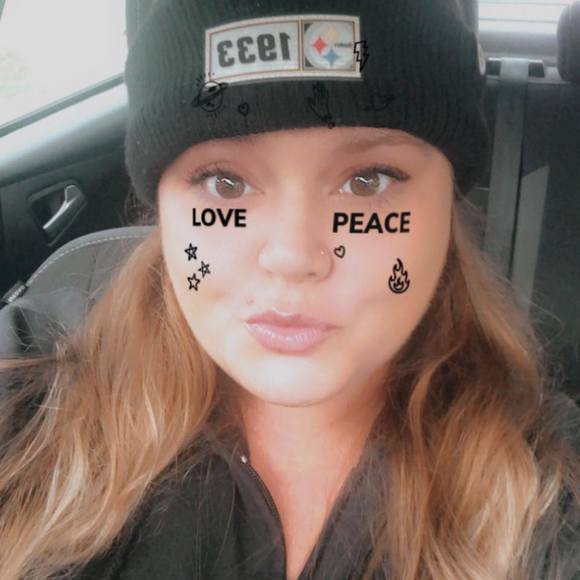 Profile Picture of Kimberly Henline (@kimberlyerinh) on Poshmark