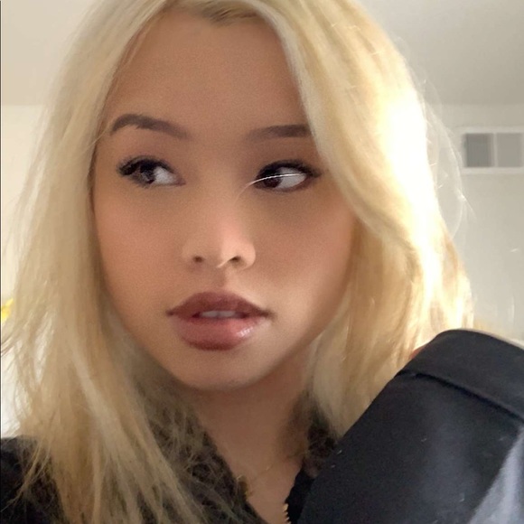Profile Picture of Janet Zheng (@zhengjanet222) on Poshmark