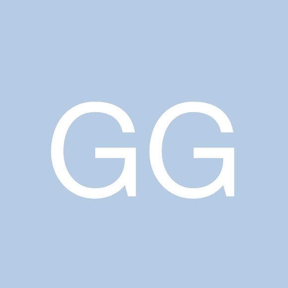 Profile Picture of Gwen Gwen (@gwengwen806) on Poshmark