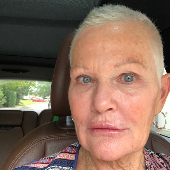 Profile Picture of Julie Shamburger (@shamsham2016) on Poshmark