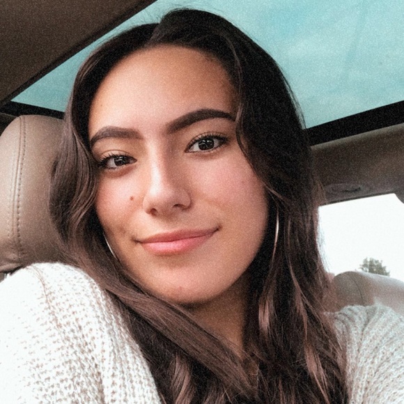 Profile Picture of Nina Lemanu (@nina_lemanu) on Poshmark