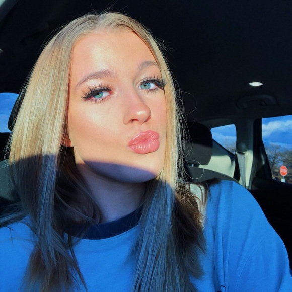 Profile Picture of Madii Jarosch (@queen_madii) on Poshmark