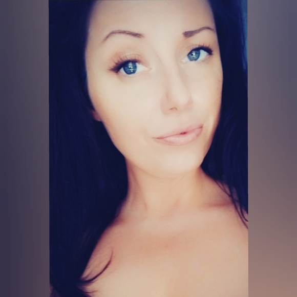 Profile Picture of Danielle Clevenger (@danileean) on Poshmark