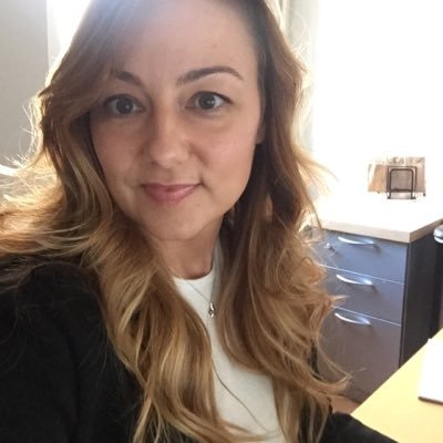 Profile Picture of Melissa Reynolds (@inthe_stacks) on Twitter