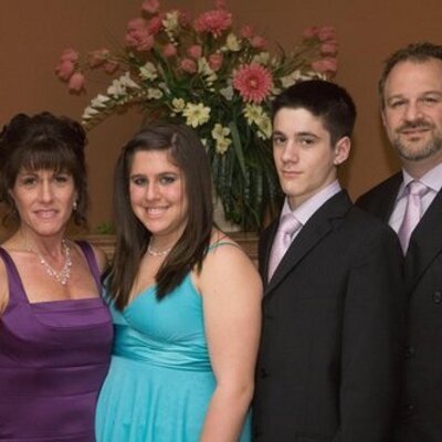 Profile Picture of Lori Guttman (@LorLorGu) on Twitter