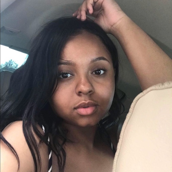 Profile Picture of Isabella Lafargue (@nothinklikeuu) on Poshmark