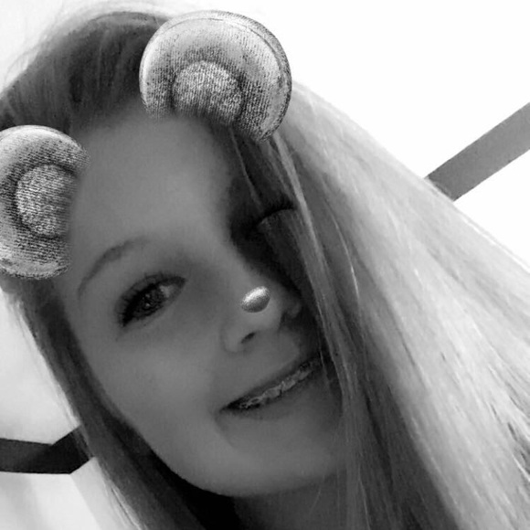 Profile Picture of Jaylyn Hoeflinger (@jaylynhoefinger) on Poshmark
