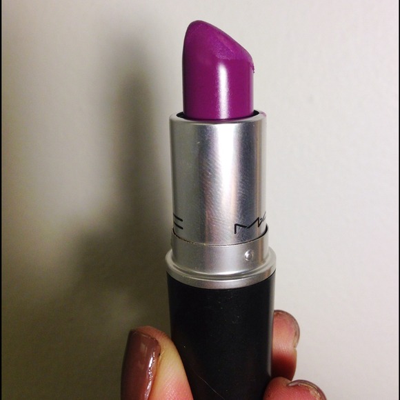 Profile Picture of Carmella Pacana (@iwannabeadiva) on Poshmark