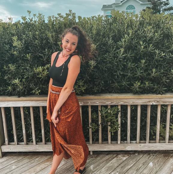 Profile Picture of Hannah Caplin (@hannahcaplin) on Poshmark