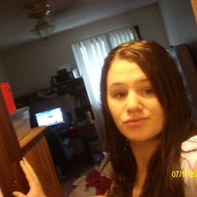 Profile Picture of Ashley Grinsteinner (@jULiANSM0MMiE09) on Twitter