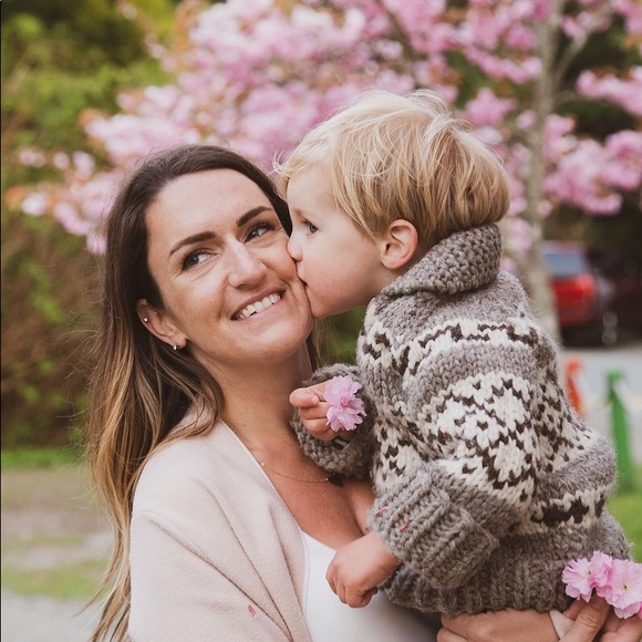 Profile Picture of Carly Webb (@carlylynnwebb) on Poshmark