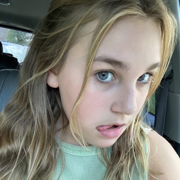 Profile Picture of Lillian Ahlfeld (@lillianahlfeld) on Poshmark