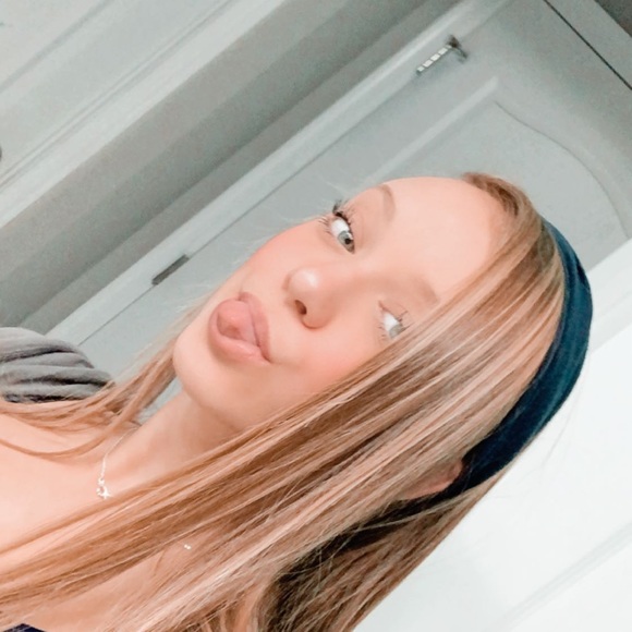 Profile Picture of Rylie Berzinski (@rylliieee) on Poshmark