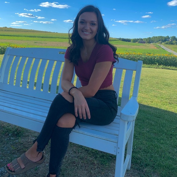Profile Picture of Elizabeth Tusing (@e_tusing) on Poshmark