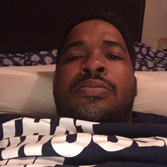 Profile Picture of Damien Perry (@damienperry) on Poshmark