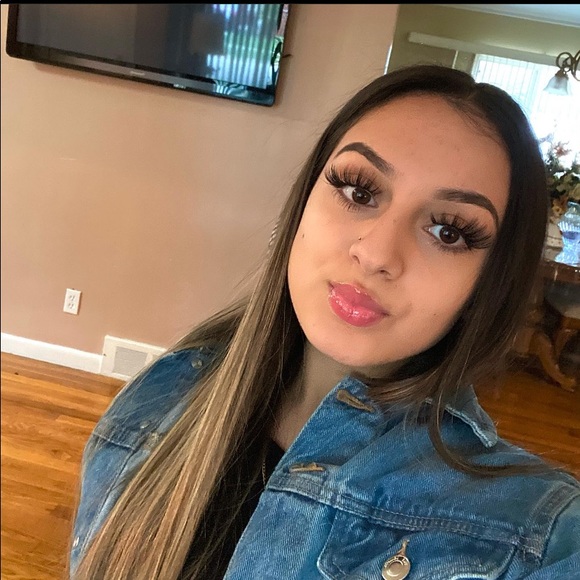 Profile Picture of Daisy Aguirre (@daisyaguirre140) on Poshmark