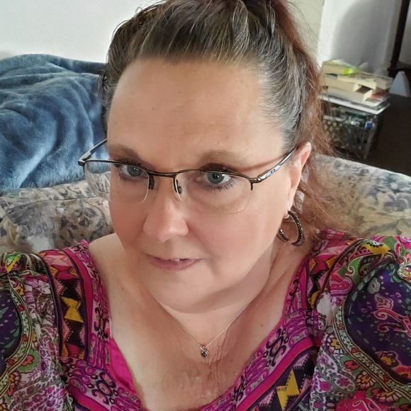Profile Picture of Beth Keator (@bthnnk285) on Poshmark