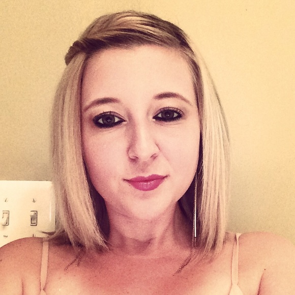 Profile Picture of Erica Soller (@ericagrace1) on Poshmark