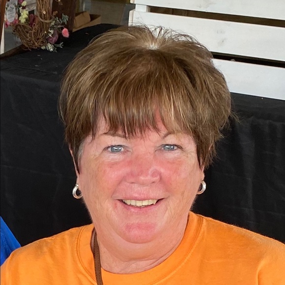 Profile Picture of Caroline Spitznogle (@cspitznogle1980) on Poshmark