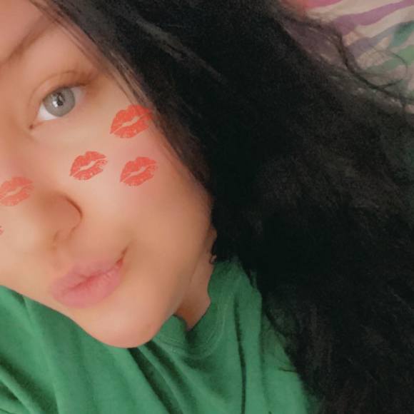 Profile Picture of Toni Vanschoonhoven (@tvanschoonhoven) on Poshmark