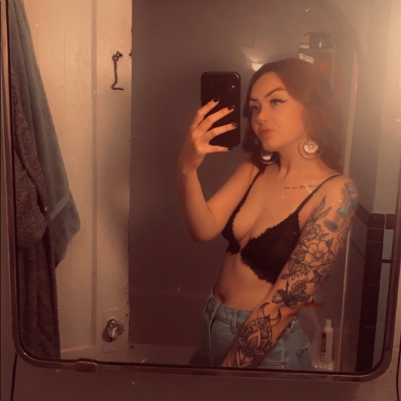 Profile Picture of Taylor Marcotte (@t_marcotte) on Poshmark