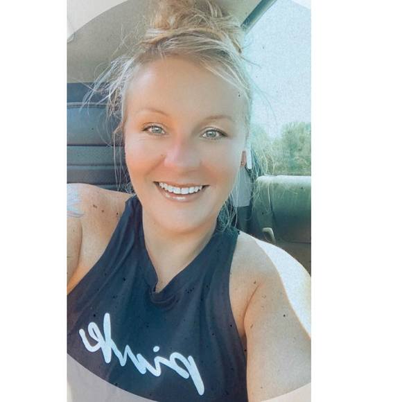 Profile Picture of Debra Hudson (@lildeb22) on Poshmark