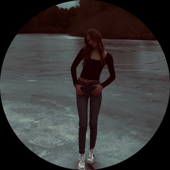 Profile Picture of Rose Barnes (@mikaylarossee) on Poshmark