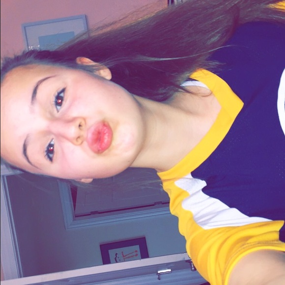 Profile Picture of Lily Zinser (@lilyzinser) on Poshmark