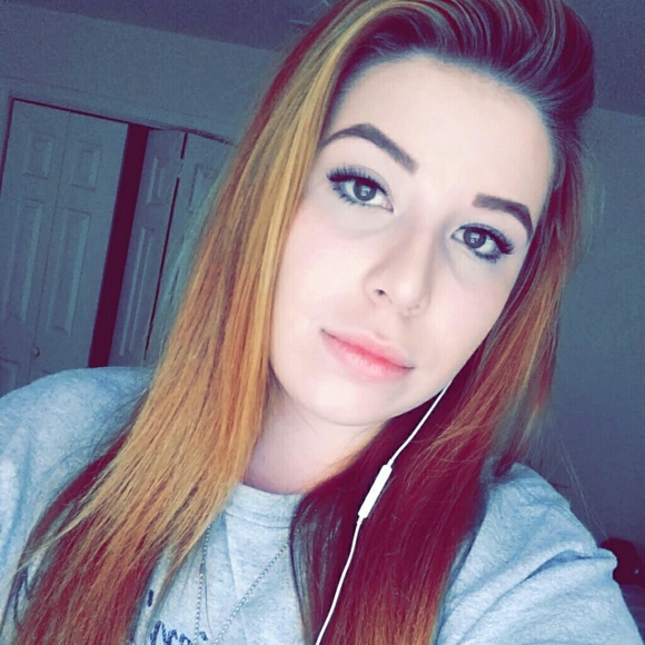 Profile Picture of Gina Kalaitzidis (@ginakalaitzidis) on Poshmark