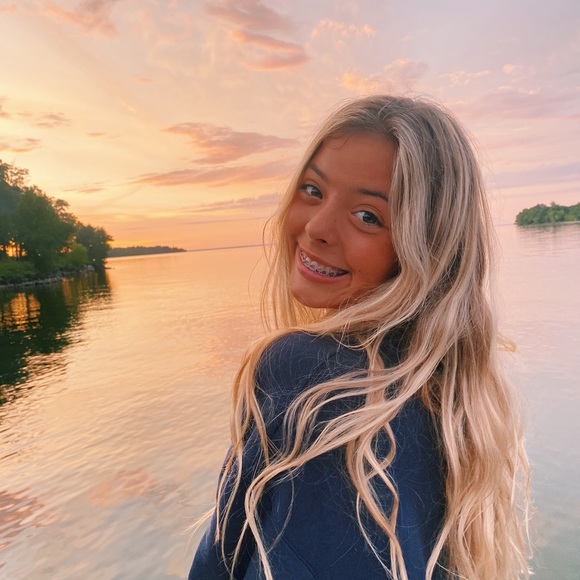 Profile Picture of Olivia Ross (@oliviamr2005) on Poshmark