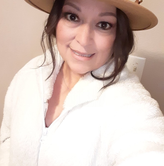 Profile Picture of Ida Cordova (@idacordova1963) on Poshmark