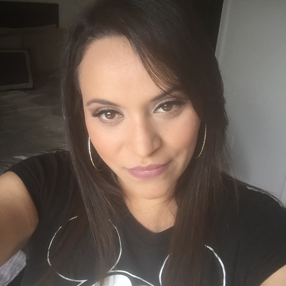 Profile Photo of Liliana Mora (@lilimora1989) on Poshmark