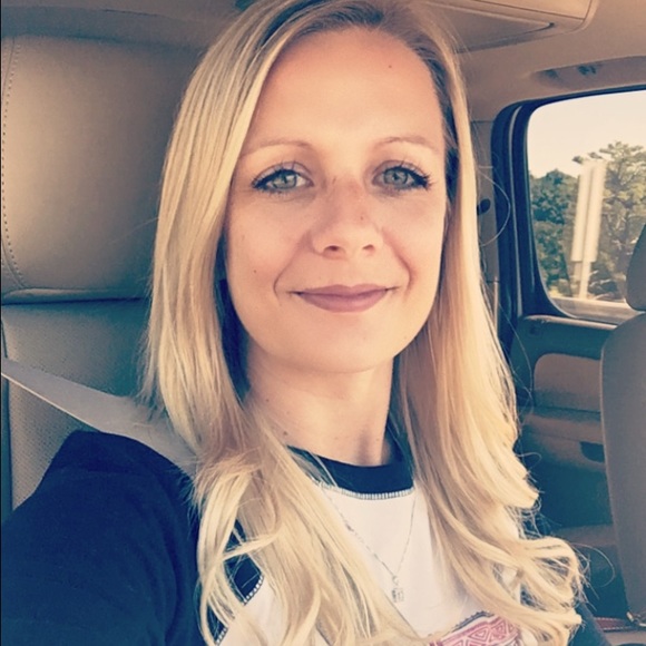 Profile Picture of Stephanie Walizer (@kwalizer) on Poshmark
