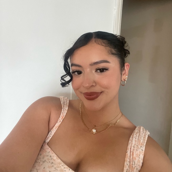 Profile Picture of Yessenia Lara (@yessenialara933) on Poshmark