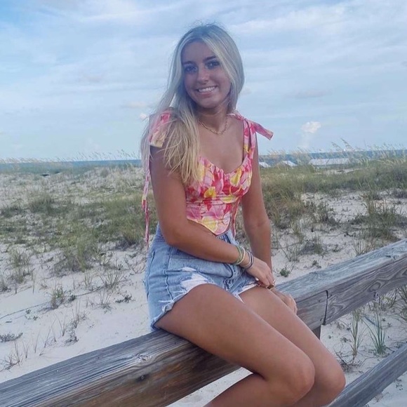 Profile Picture of Hallie Singleton (@halliegracen23) on Poshmark