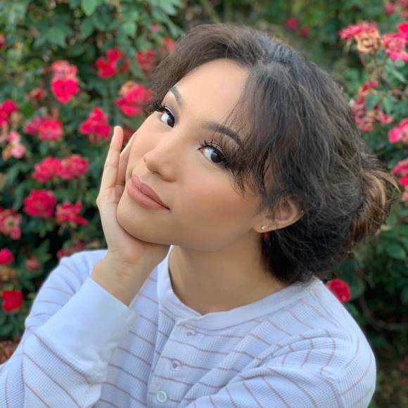 Profile Picture of Victoria Hoang (@victoriavihoang) on Poshmark