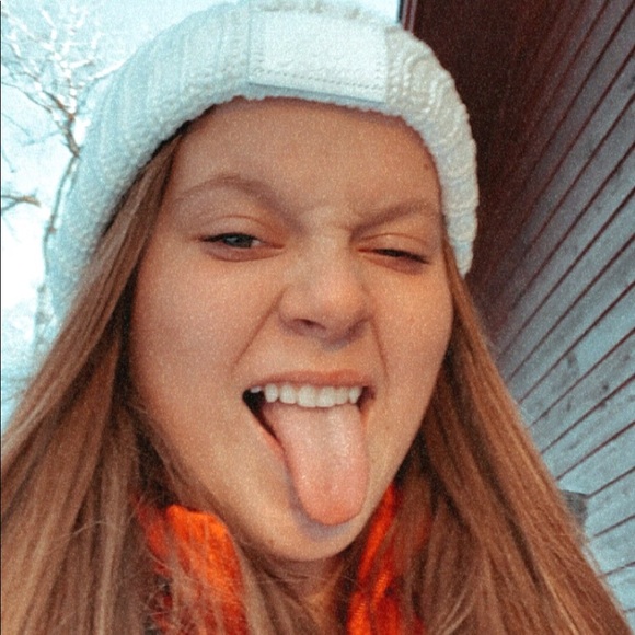 Profile Picture of Selby Fiksdal (@selbyfiksdal) on Poshmark