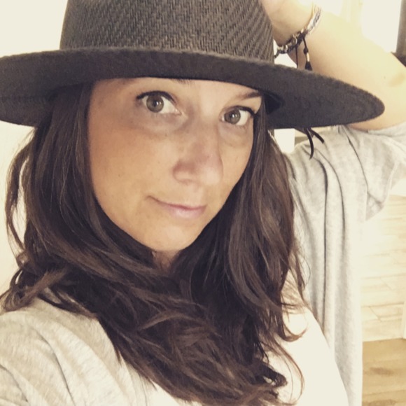 Profile Picture of Sarah Huston (@sarahbeth519) on Poshmark