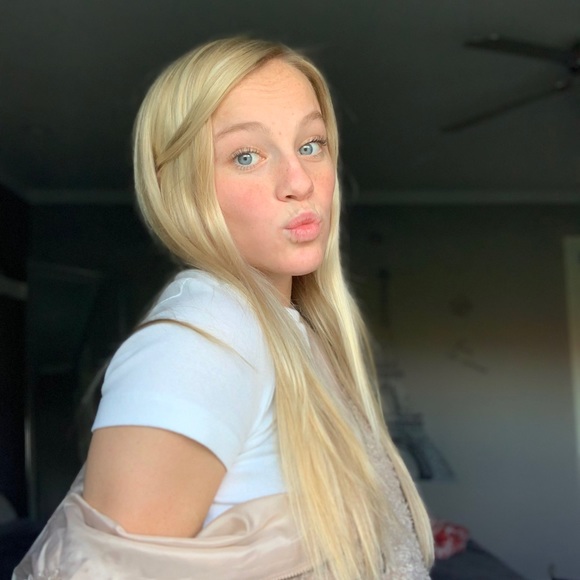 Profile Picture of Tiffany Unkel (@tiffanyunkel) on Poshmark