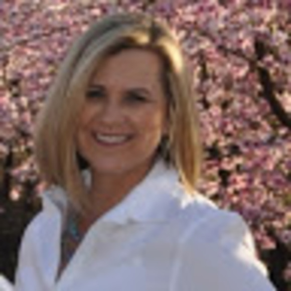 Profile Picture of Janeen Zambo (@janeen_z) on Poshmark