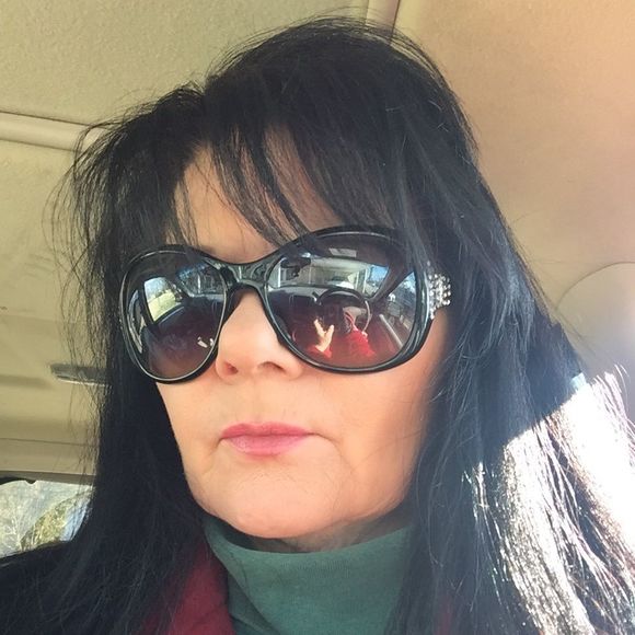 Profile Picture of Linda Szymkowski (@babyfaceholly) on Poshmark