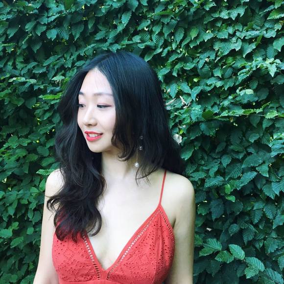 Profile Picture of Lily He (@lilyhe1992) on Poshmark