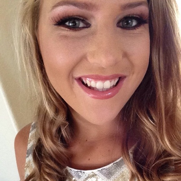 Profile Picture of Lexi Handy (@lexiluvsturtles) on Poshmark