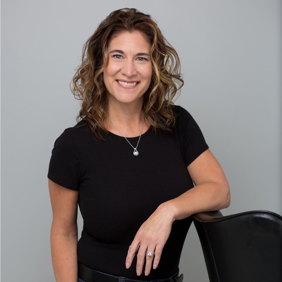 Profile Picture of Kim Hau (@kimhau22) on Poshmark