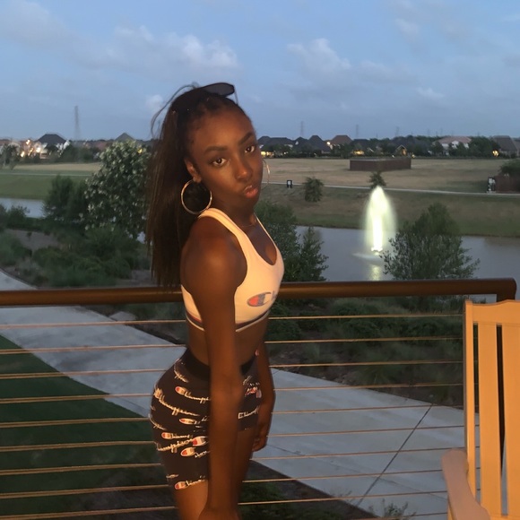 Profile Picture of Nia Blaber (@mimms8172) on Poshmark