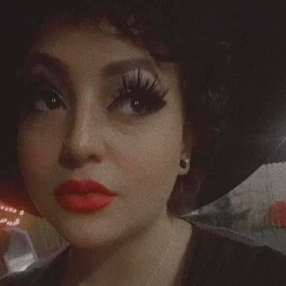 Profile Picture of Jenee Jeffreys (@laughingbird81) on Poshmark