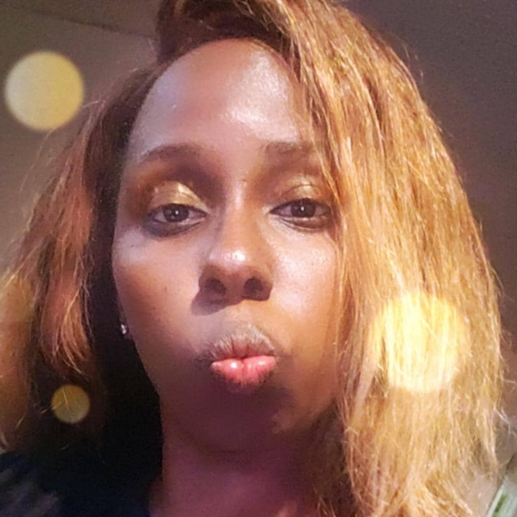 Profile Picture of Carolyn Junius (@lynju4) on Poshmark