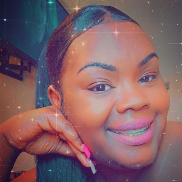 Profile Picture of Candy Roberts (@candybubble) on Poshmark